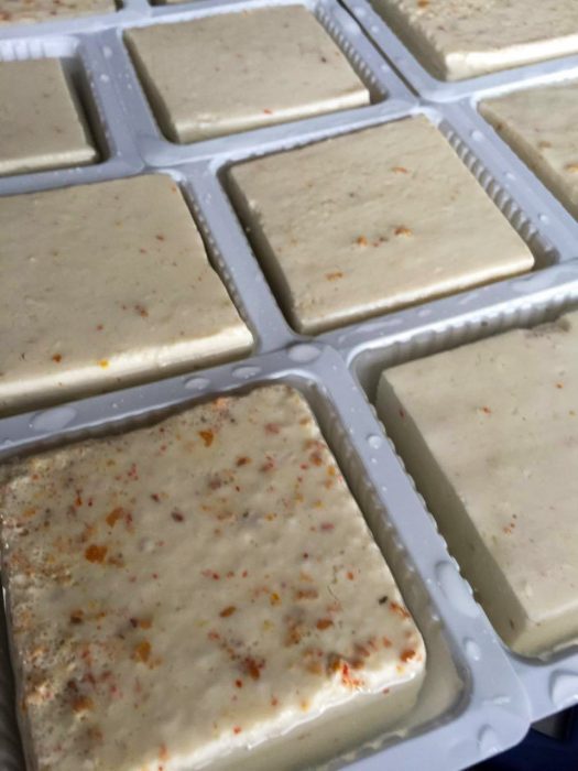 薩摩郡さつま町の特産品の香辛料“ひらめき”を使った「ひらめき豆腐」。塩で食べても、ポン酢で食べても◎