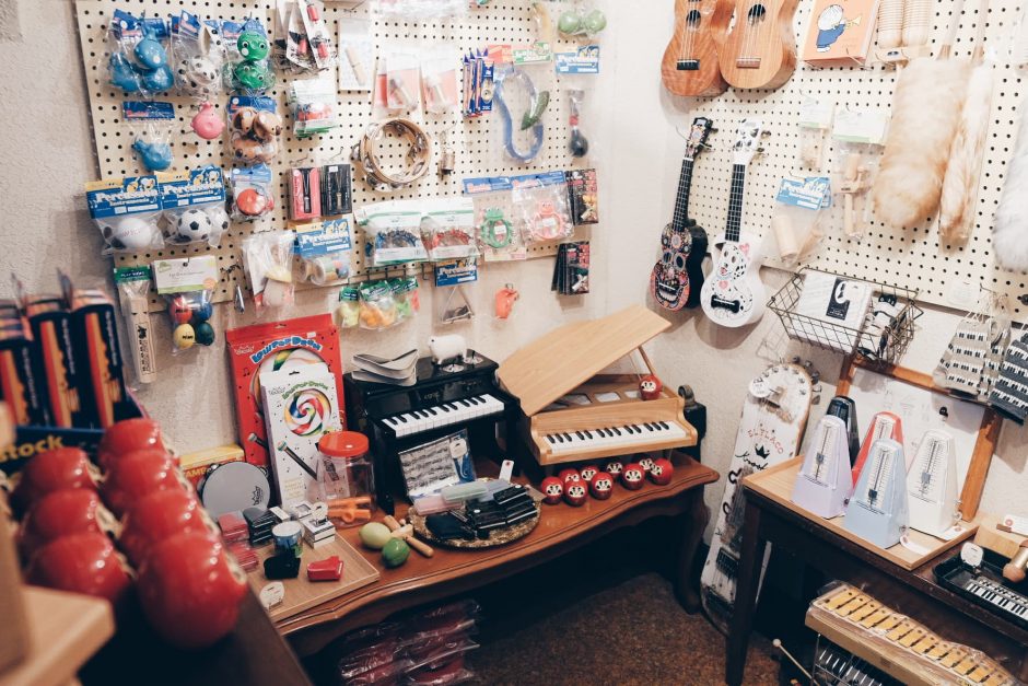 LAGBAG MUSIC TOGOの1Fにある、楽器や雑貨などのセレクトショップ。
