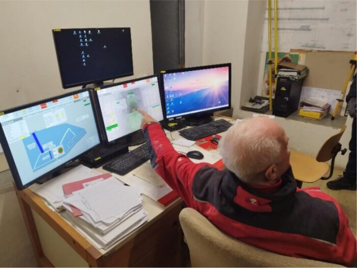 写真１：発電施設を説明する製粉工場の方